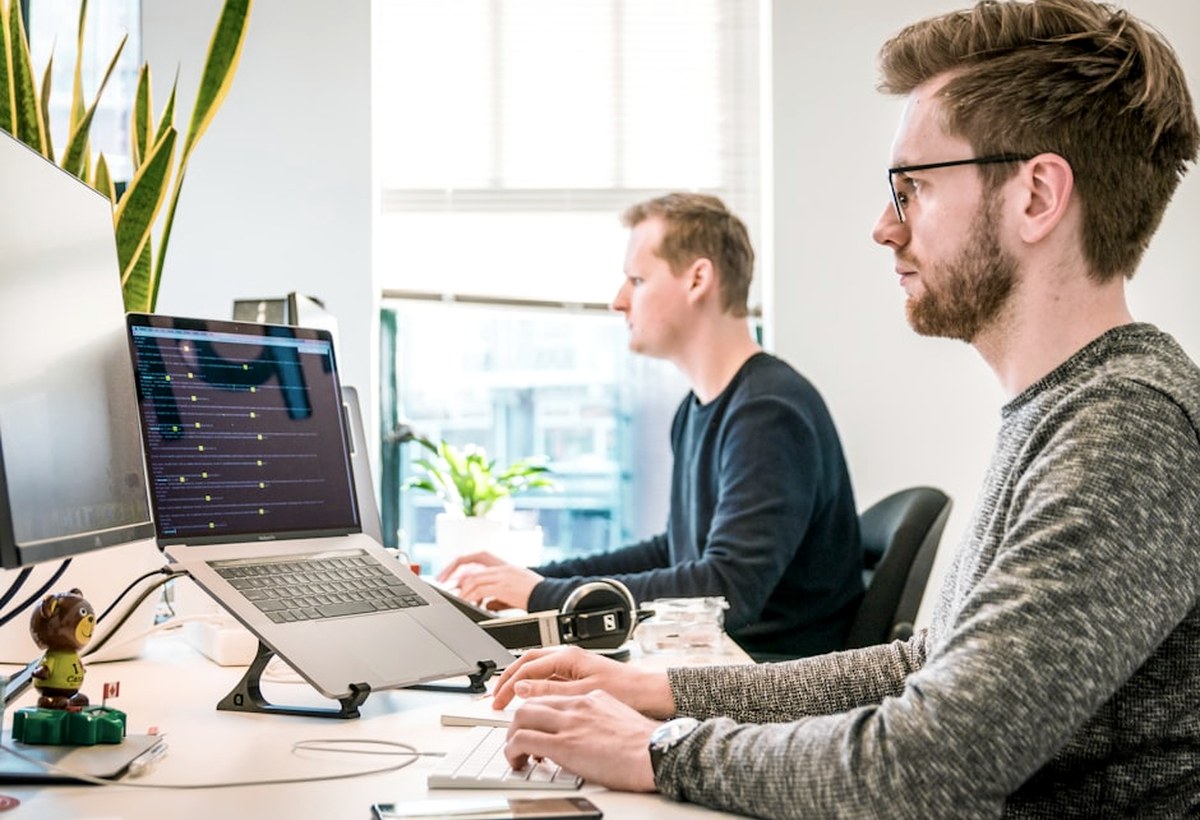 dokumente und laptop am tisch